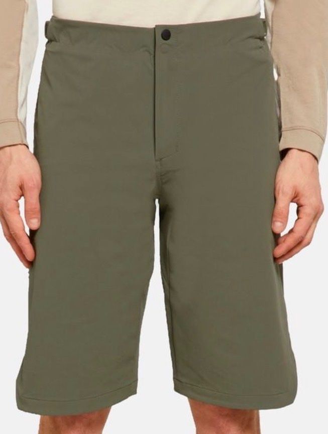 Peak Performance Pantalons: Wunderschöne Caprihose Wanderhose Shorts Peak Performance M – Neuf avec emballage d'origine à Buochs par Luuser31