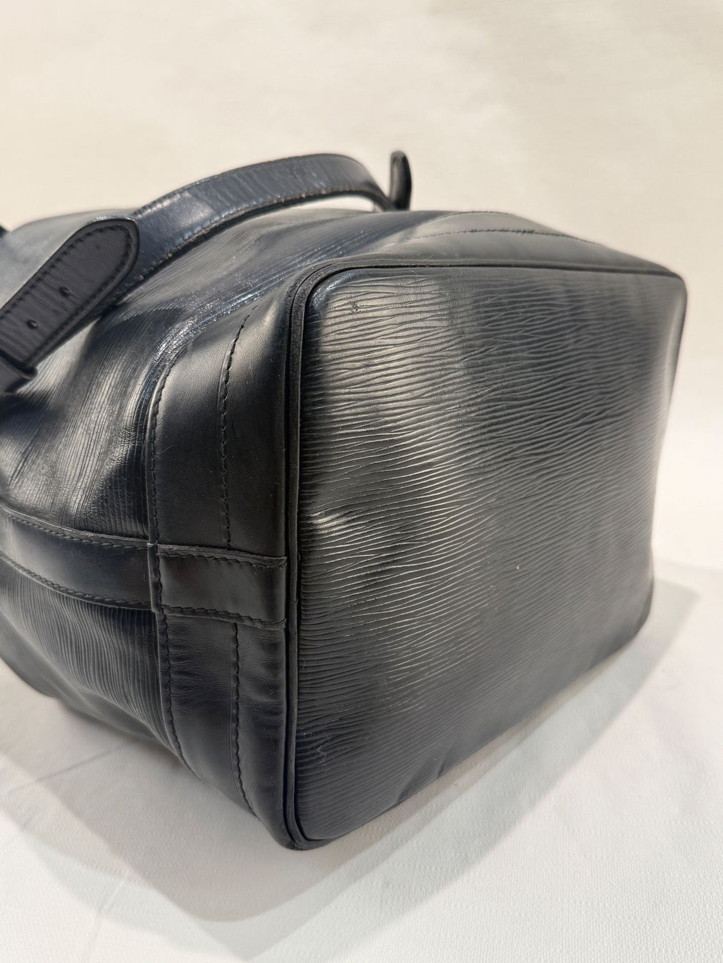 Louis Vuitton Taschen für Damen: Louis Vuitton Noé Grand Epi Schwarz – Original – Gebraucht aus Erlenbach ZH von iLuxury 4