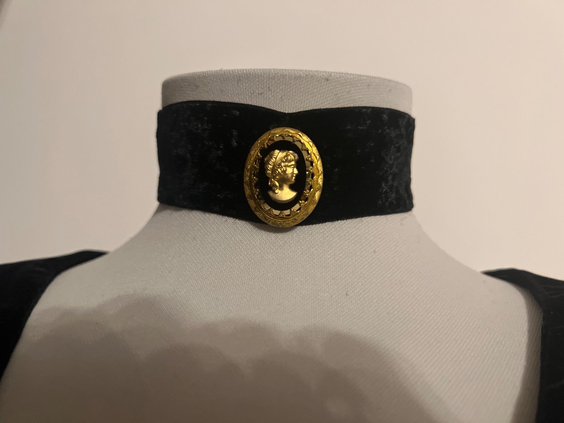 Ketten: Choker mit Cameo Anhänger – Gebraucht aus Uznach von Ya_x7x6 3