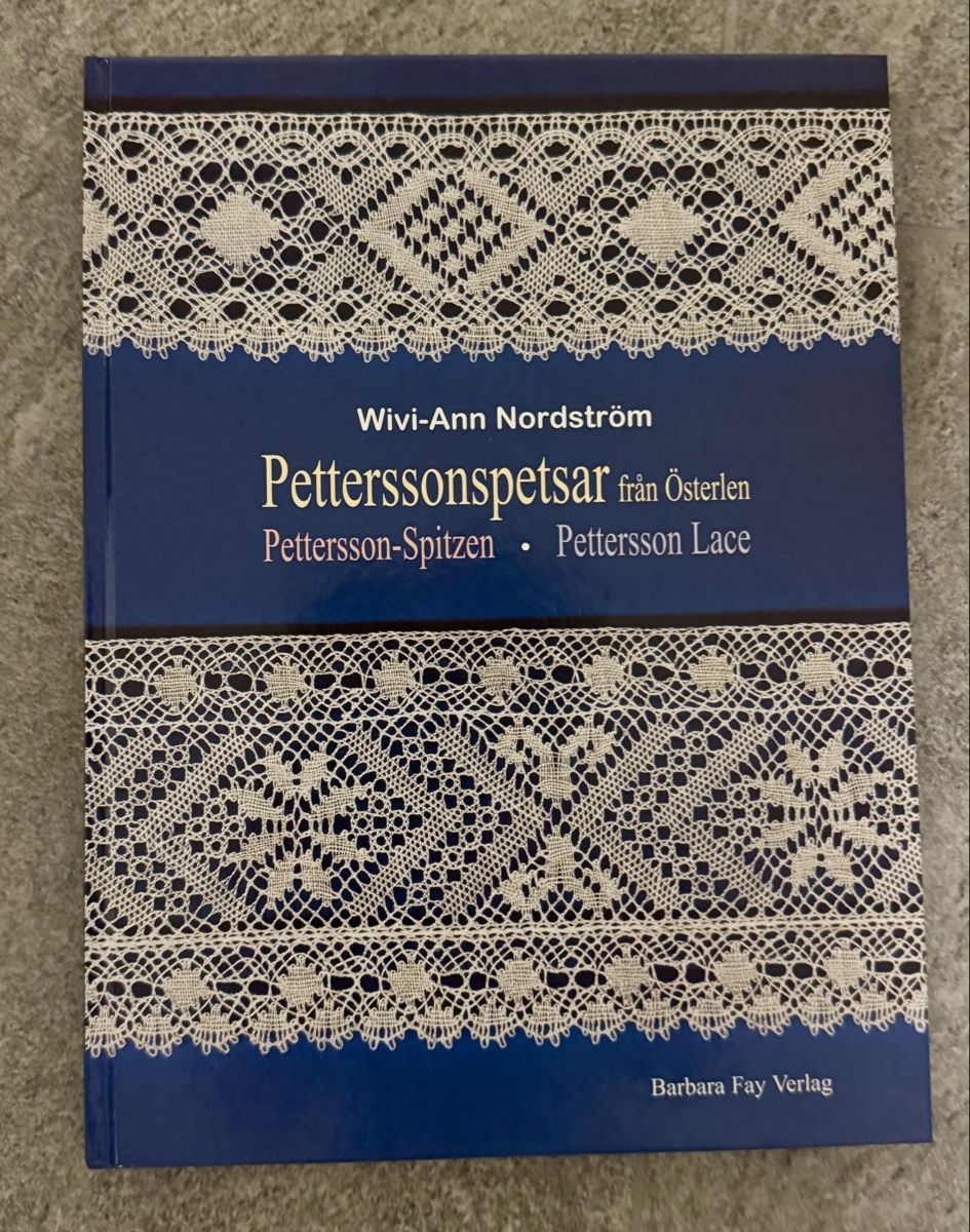 Libri: Klöppelbuch mit Schwedische Spitzen – Nuovo (secondo la descrizione) da Hallau venduto da Stalumex