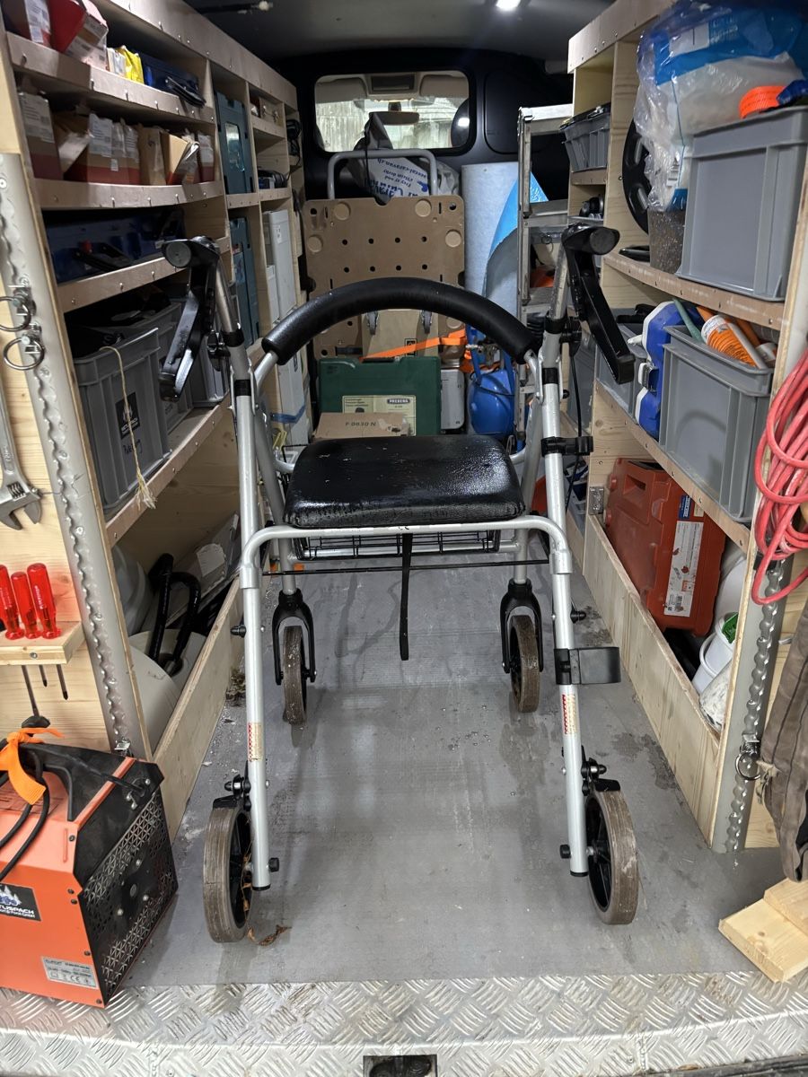 Ausili per la deambulazione: Rollator Gehwagen mit Sitzfläche – Usato da Ernetschwil venduto da nic_8p8p 2