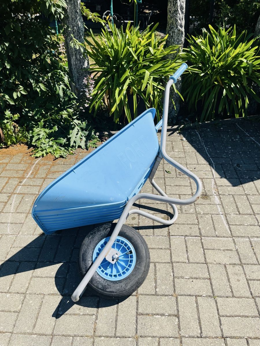 Brouettes: Schubkarre blau gebraucht mit einem Rad – D'occasion à Heimenhausen par Bufnof 2