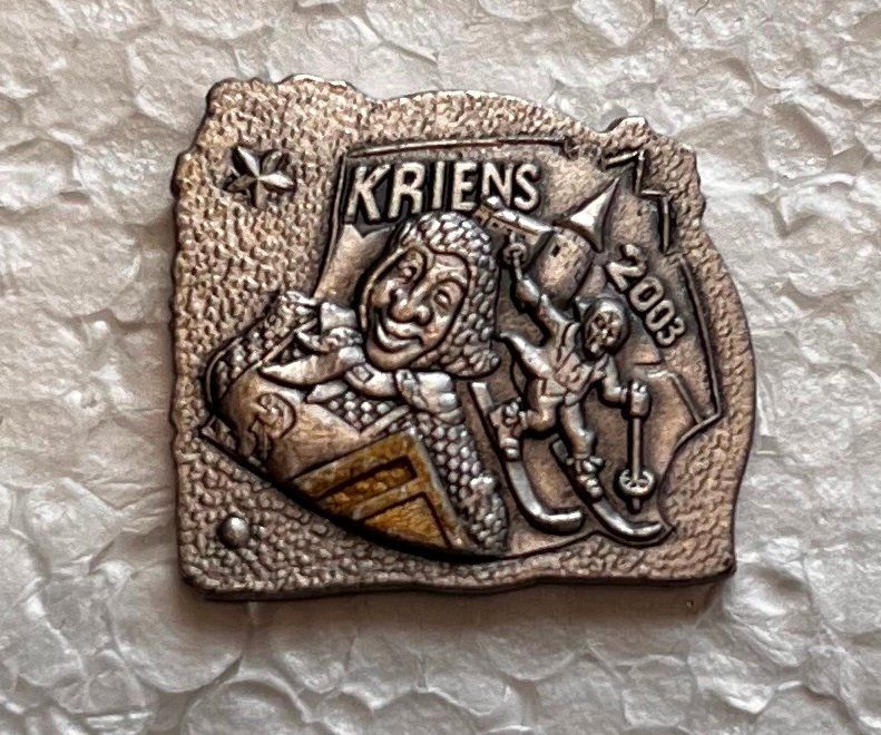 Krienser Plaketten & Abzeichen: Fasnachts Pin Kriens 2003 – Gebraucht aus Obernau von Wgnom