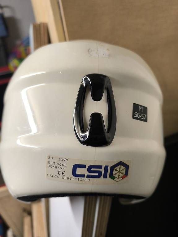 Casques: Kinder Helm  – D'occasion à St. Gallen par rac_8n8q 1