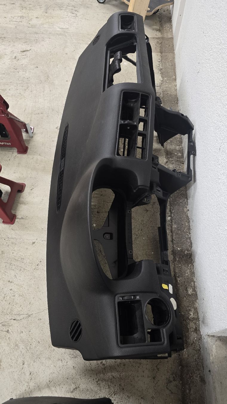 Volkswagen Toutes les pièces auto: Armaturenbrett VW Golf 4 – D'occasion à Goldau par KB358