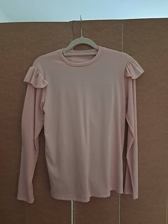 Tops: Rosa Langarmshirt mit Rüschen  – Gebraucht aus Erlinsbach von lau_r578
