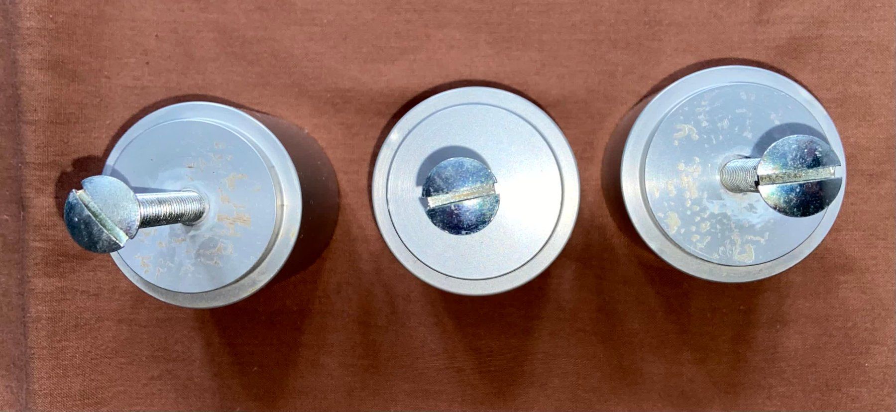 Ferramenta: 3 Möbelgriffe, Metall, Top Zustand – Usato da Reinach AG venduto da e5734h 1