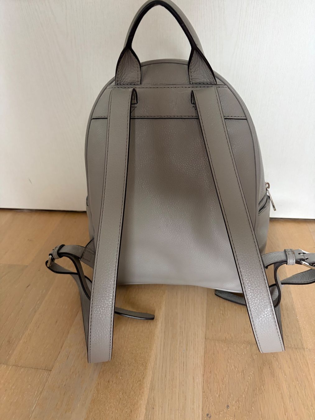 Michael Kors Borse da donna: Michael Kors Rucksack mit Nieten – Usato da Schlattingen venduto da flaviagu 1