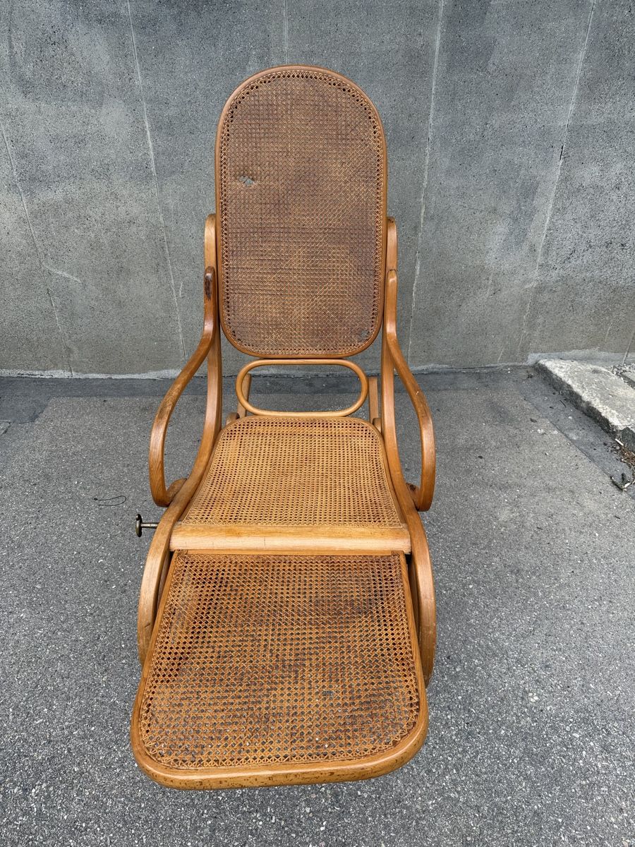 Thonet Sedie: Schaukelstuhl mit aufklappbarem Fussteil – Usato da Zürich venduto da Kue_Zuerich