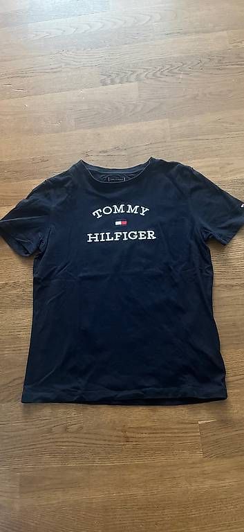 Camicie, T-shirt & Polo: 2 schöne Tommy Hilfiger Shirts Kinder – Usato da Buochs venduto da Top34 1