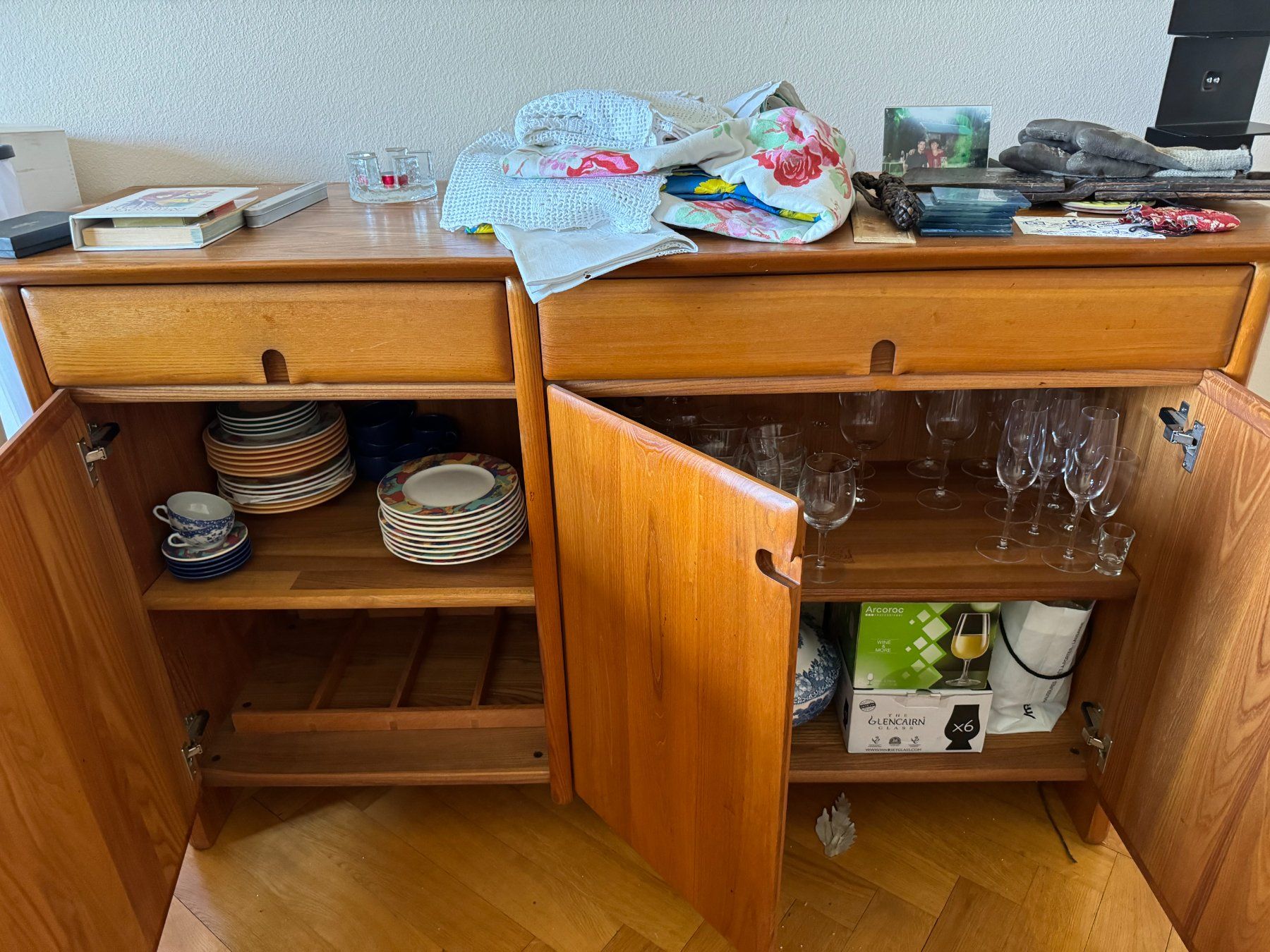Tischset: TABLE AVEC 4 CHAISES ET COMMODE TROIS PORTE EN BOIS D'ORME – Gebraucht aus Morges von argento.oro.65 8