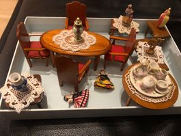 Puppenhaus-Miniaturen - Zimmereinrichtung Holz und Porzellan