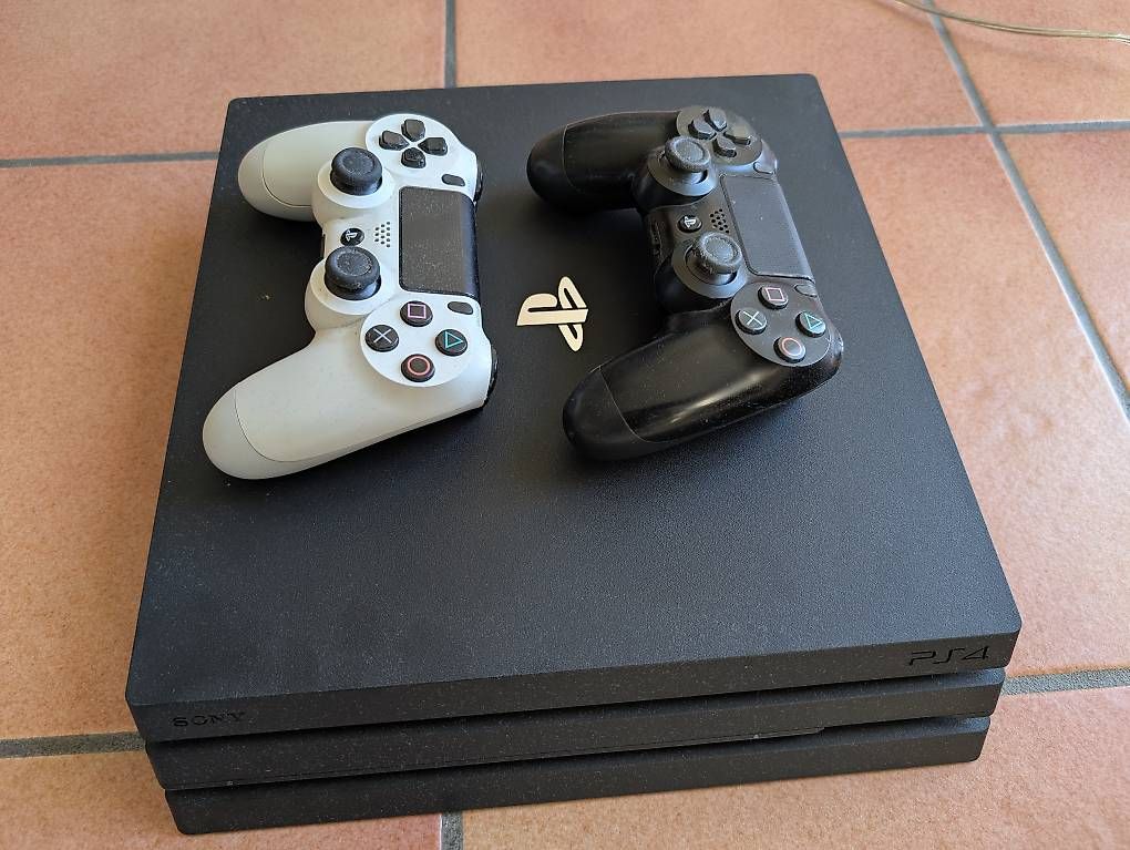 Consoles: PS4 con 2 Controller e diversi giochi  – D'occasion à Verscio par tig_jg9j