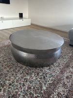 Runder Couchtisch aus Metall gehämmert silberfarbig