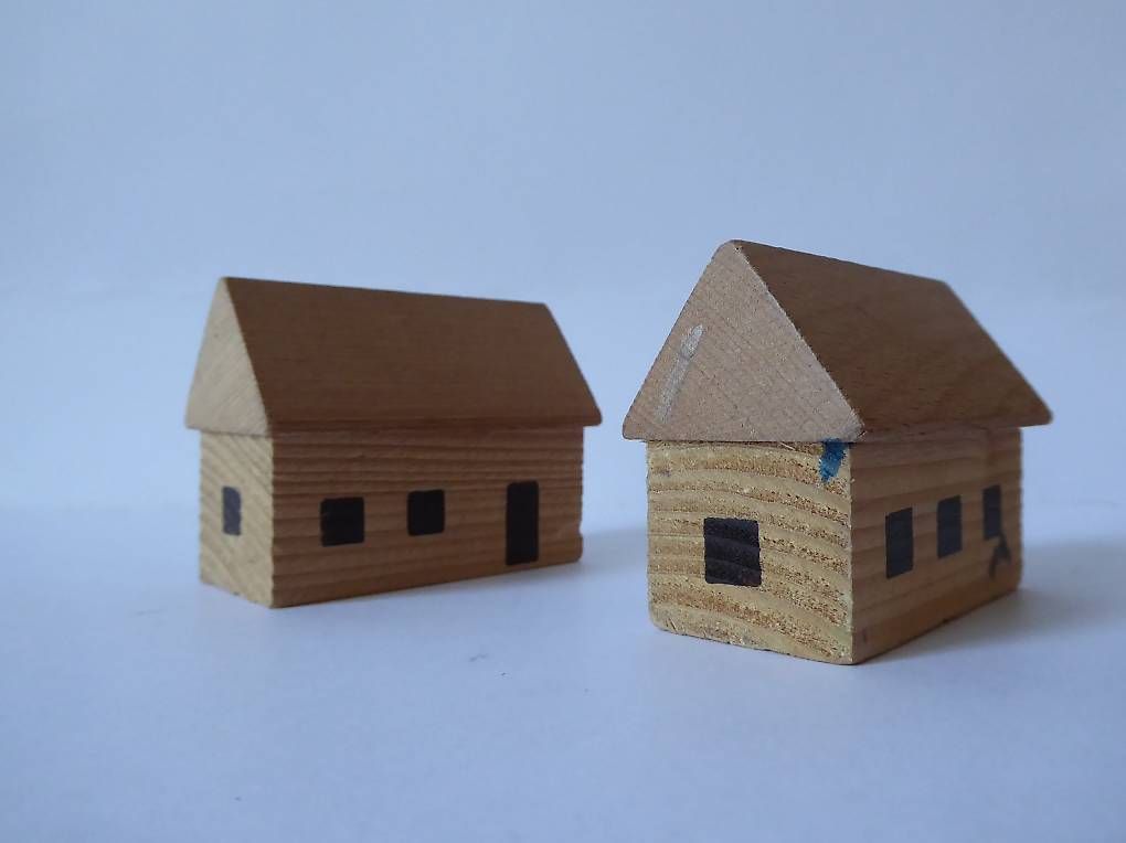 Giocattoli: 2 schöne Holz Häuser, 6,5cm lang – Usato da Turbenthal venduto da Nautop 4