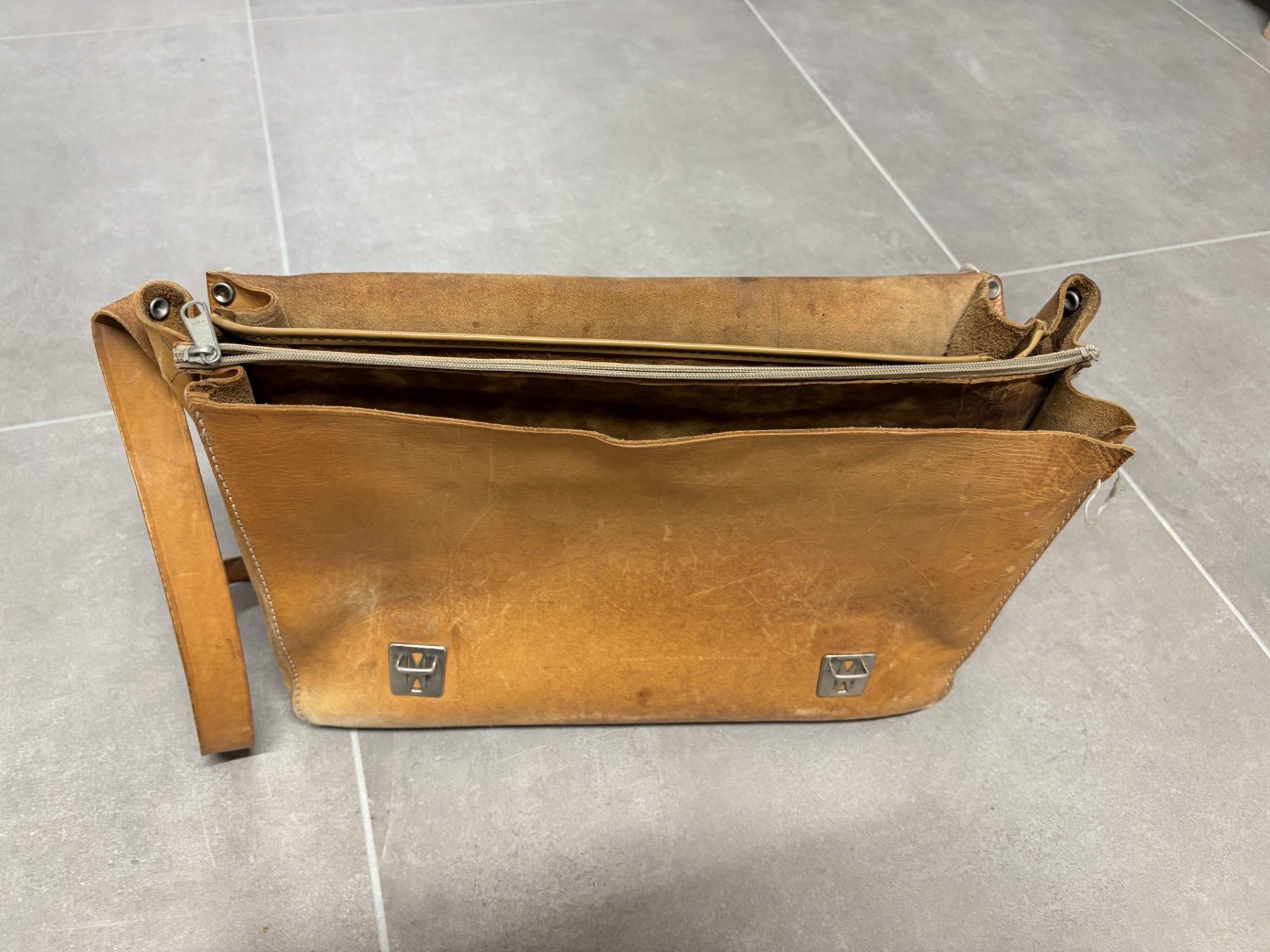 Taschen: Ledertasche aus Studium – Gebraucht aus Ins von hoelgu 1