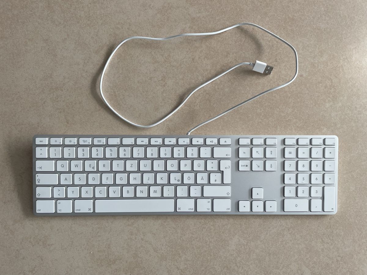 Apple Tastaturen: Apple Tastatur A1243 mit schweizer Layout – Gebraucht aus Affoltern am Albis von Marc_au9