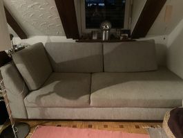 Gemütliches Sofa, 2-Sitzer, hellgrau - ideal für den Winter