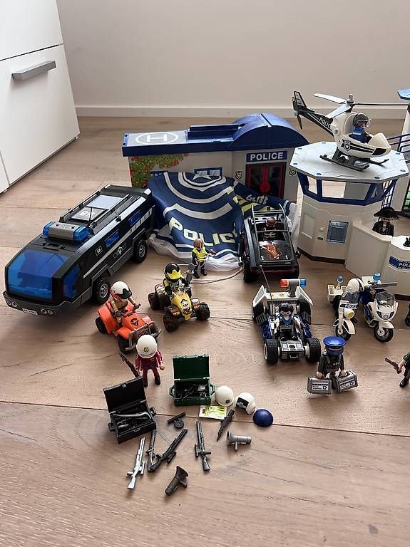 Playmobil Giocattoli: Playmobil Polizeistation - grosses Set – Usato da Gossau ZH venduto da DiBeGo 1