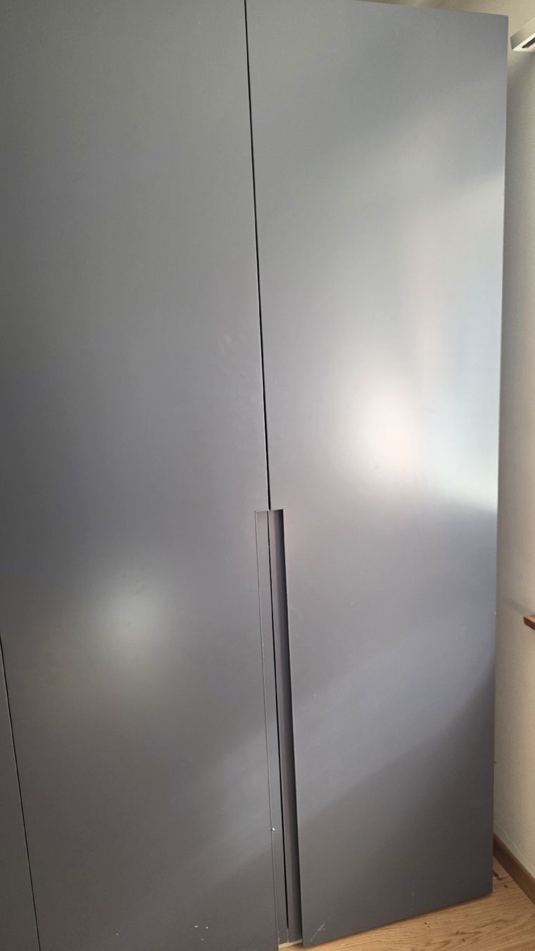 Schränke: A designer solid wood four-door gray wardrobe – Neu (gemäss Beschreibung) aus Zollikon von maj_wbl5 1
