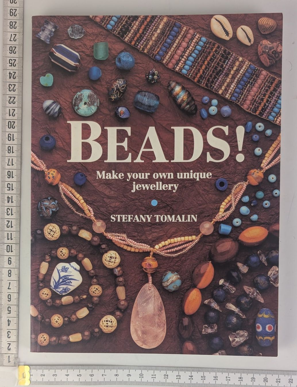 Bücher: Bastelbuch "Beads!" Schmuck selber machen, Inspirationen! – Gebraucht aus Zürich von axolottchen