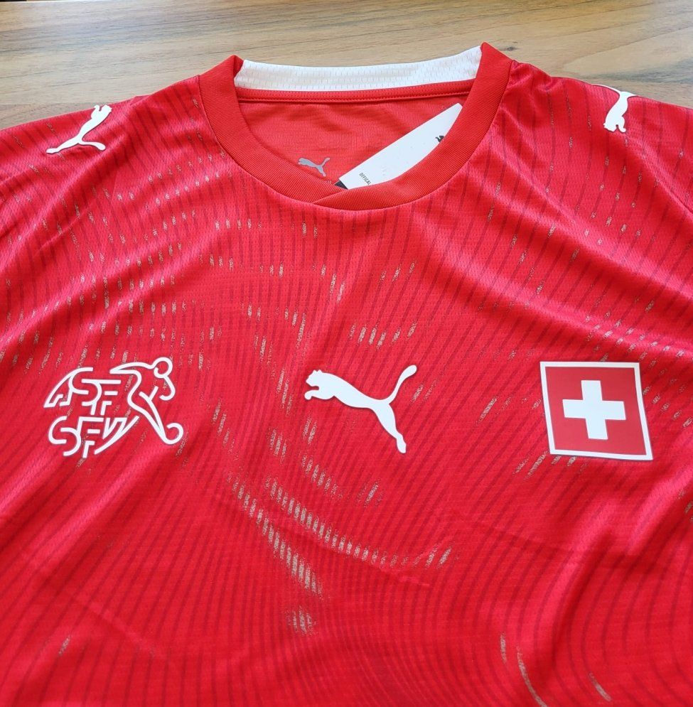 Puma Canottiere & Pantaloni: Schweiz Heimtrikot WM 2026 – Nuovo (secondo la descrizione) da Zuzgen venduto da Flaeng 1