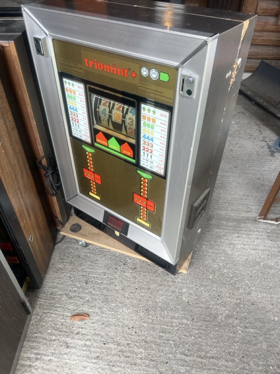Slot Machine: Spielautomat Triomin Gehäuse mit Technik – Difettoso da Nänikon venduto da Flipperbar 2