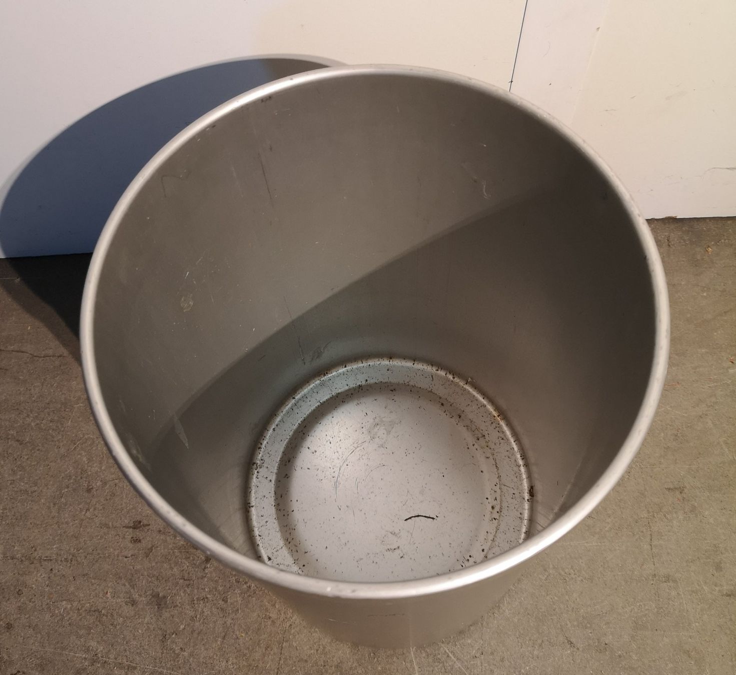 Autres articles pour la maison: Minimalistischer Abfall-Eimer, rund Metall poliert – D'occasion à Solothurn par Sis_email 2