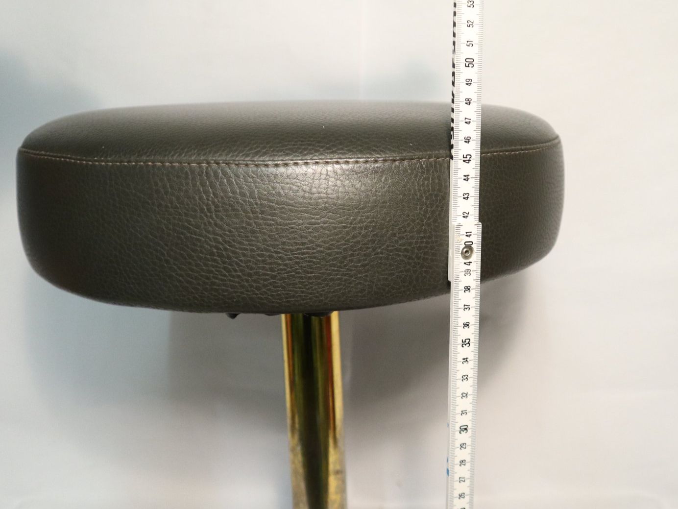 Hocker: Hocker mit Tulpenfuss Sitz , sehr schwer – Gebraucht aus Eschenbach SG von Astalavista 2