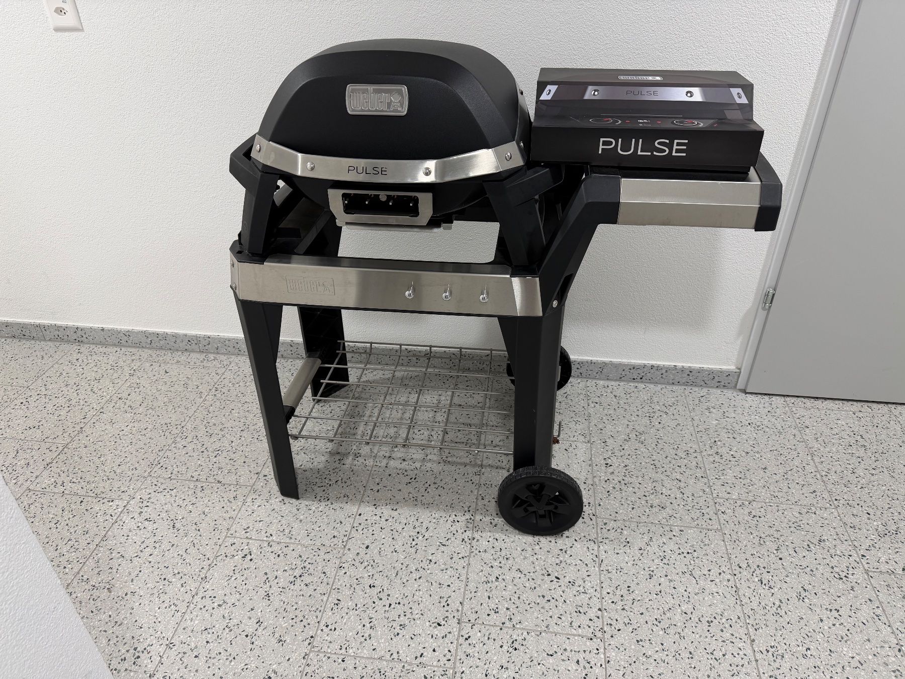 Weber Griglie: Weber Pulse 2000 Elektrogrill – Difettoso da Wetzikon ZH venduto da losi07