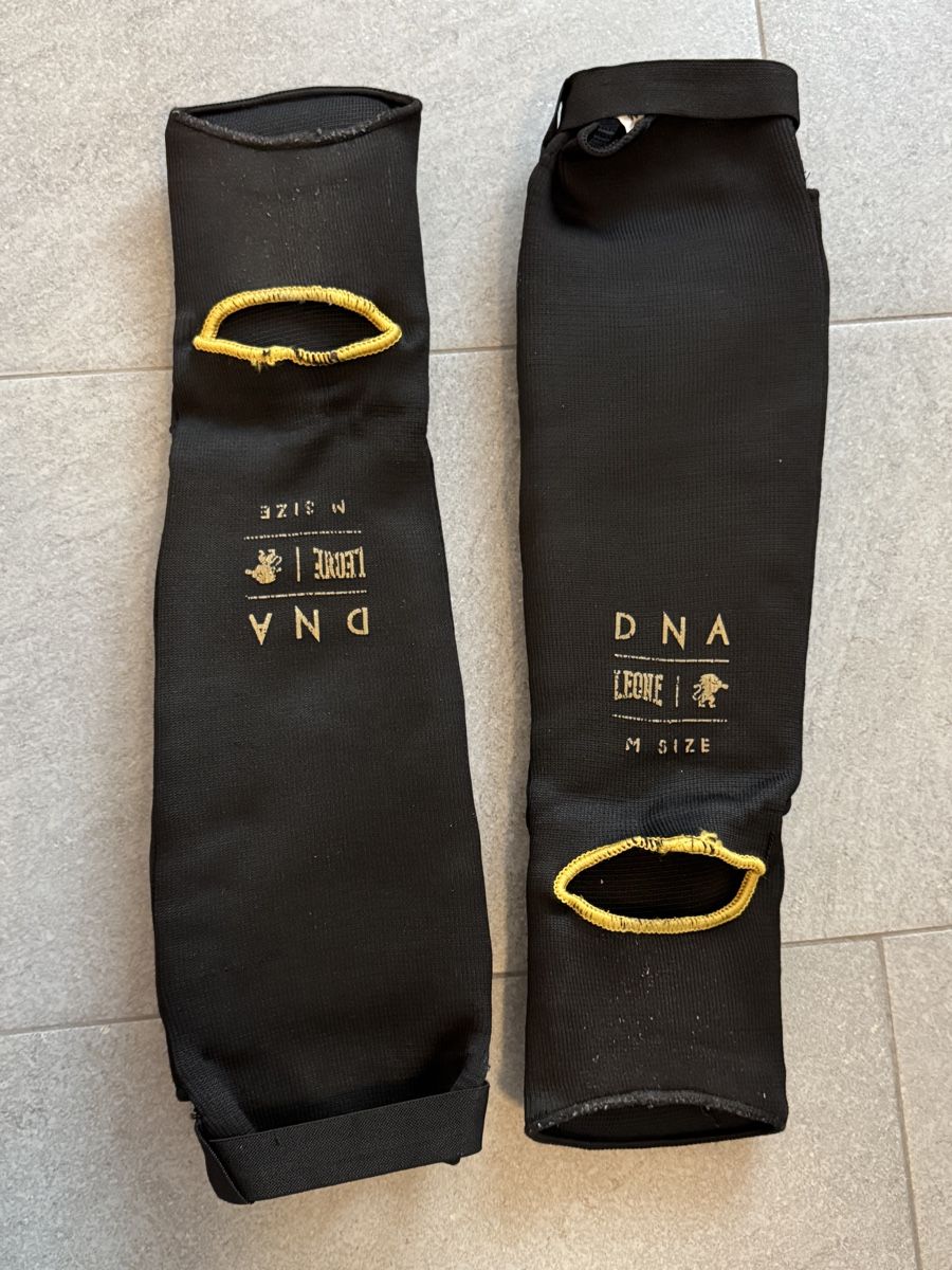 Protezioni & Imbottiture: Leone 1947 Boxhandschuhe und Schienbeinschoner, Grösse M – Usato da Oberbipp venduto da jan_68pd 1