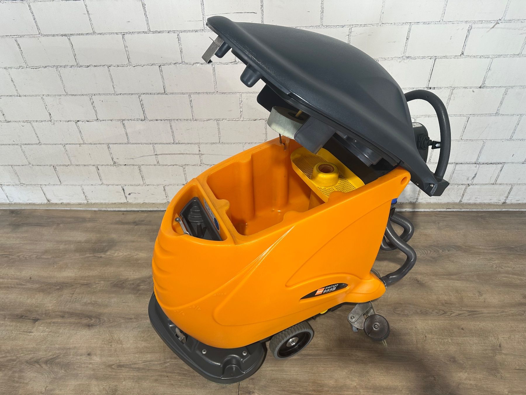 Kärcher Tutte le macchine: Taski Swingo 955B Neue Batterien – Usato da Bettwiesen venduto da chili1 4