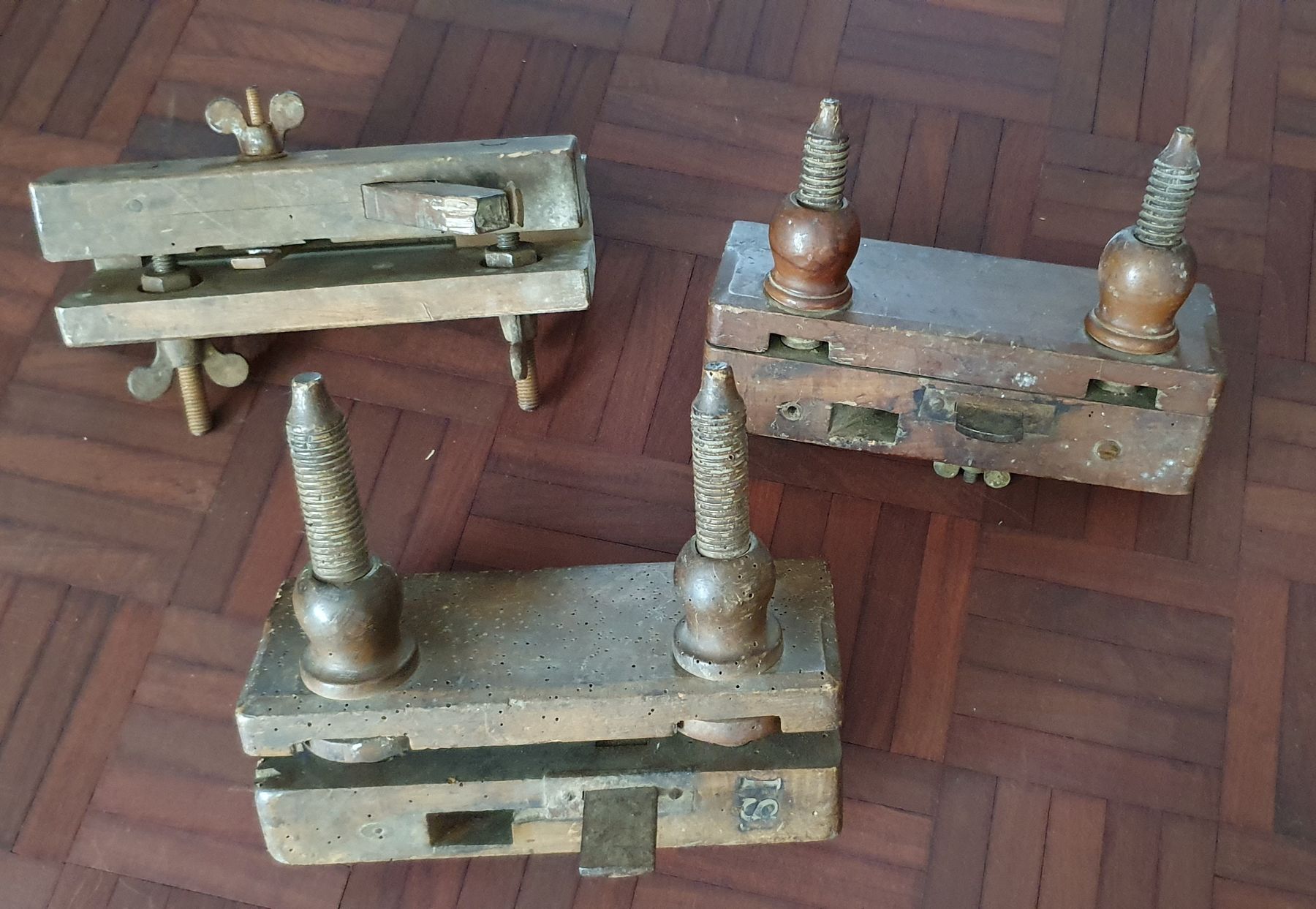 Tutti gli attrezzi: 3 Antike Holzhobel - Nuthobel – Usato da Kreuzlingen venduto da Rschweiz1 9