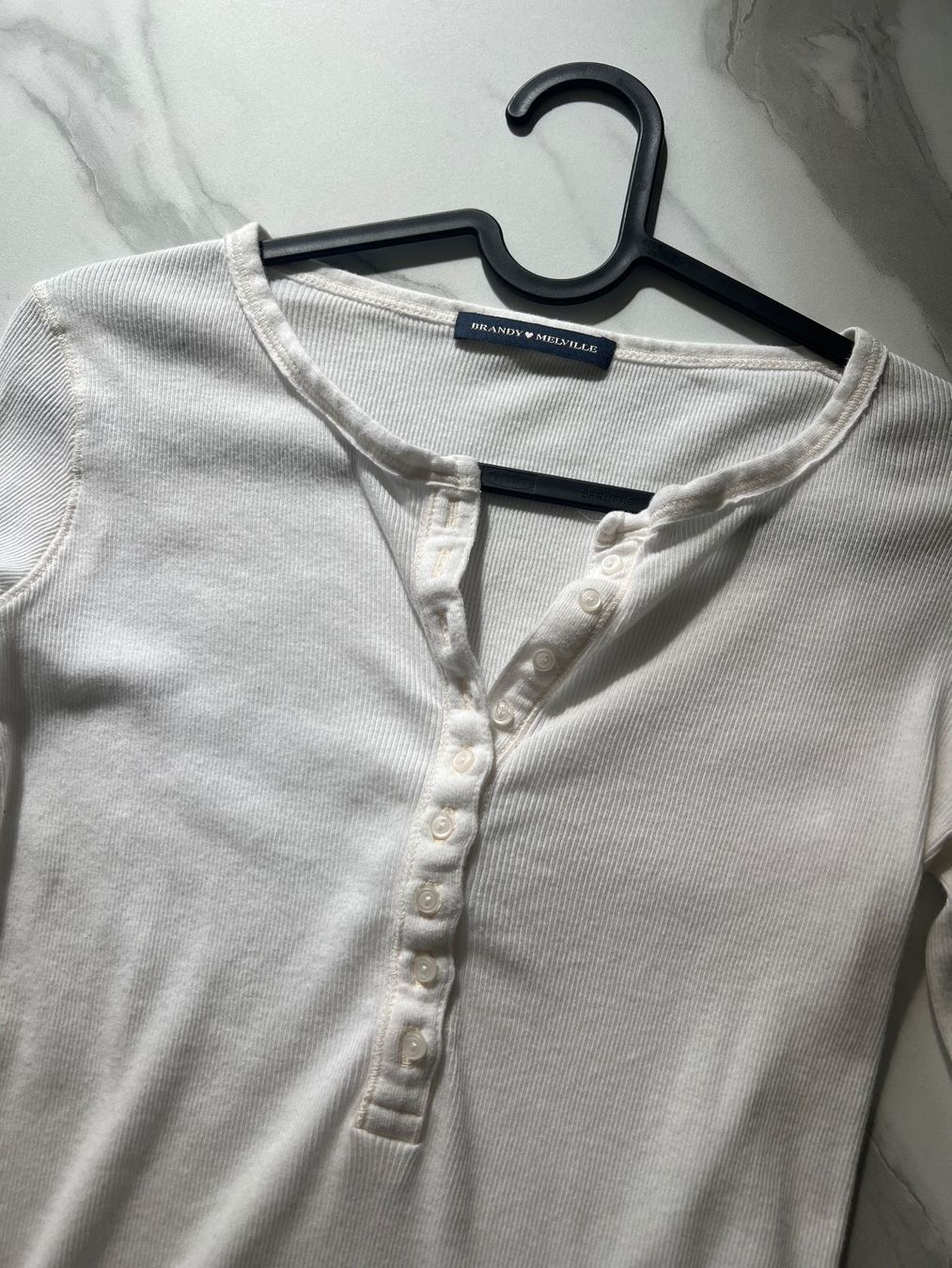 Brandy Melville Top: Henly Top Brandy Melville White – Nuovo (secondo la descrizione) da Ebmatingen venduto da Charliz 3