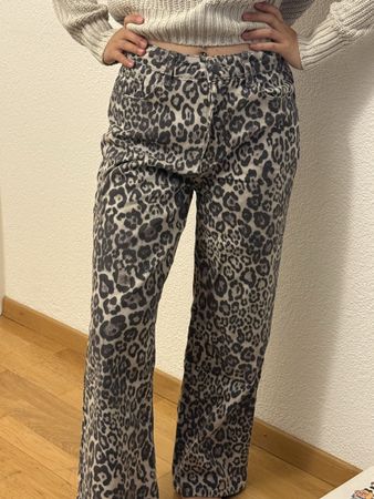 Damen Hose mit Leopardenmuster grau guter Zustand