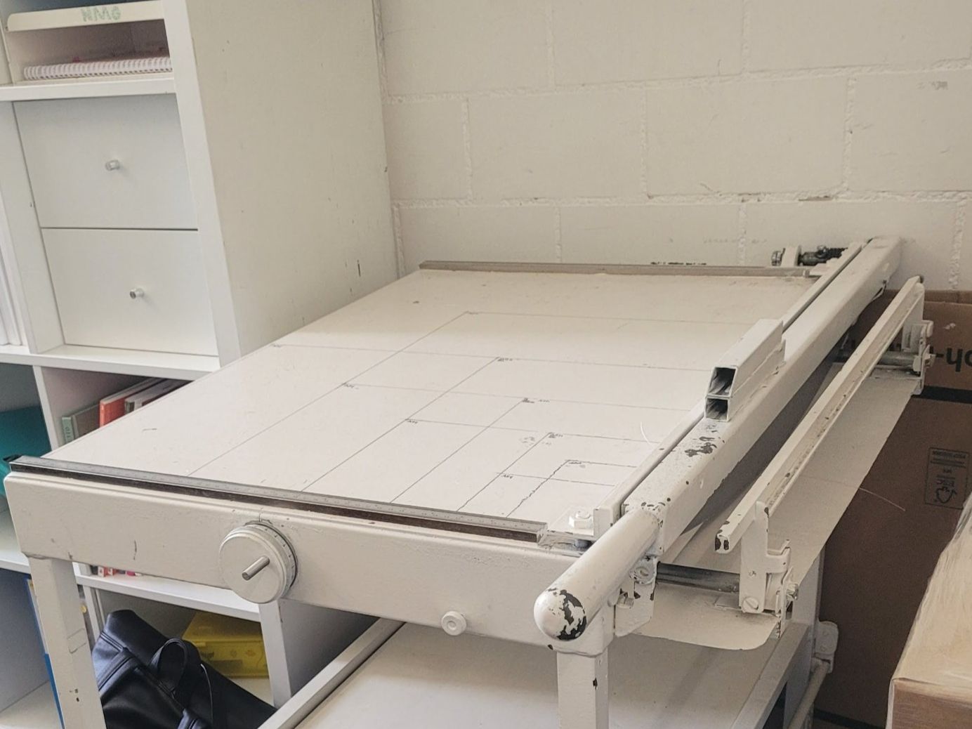Tables: Schneidemaschine Tisch mit Rollen – D'occasion à Zürich par ang_l6xc 1