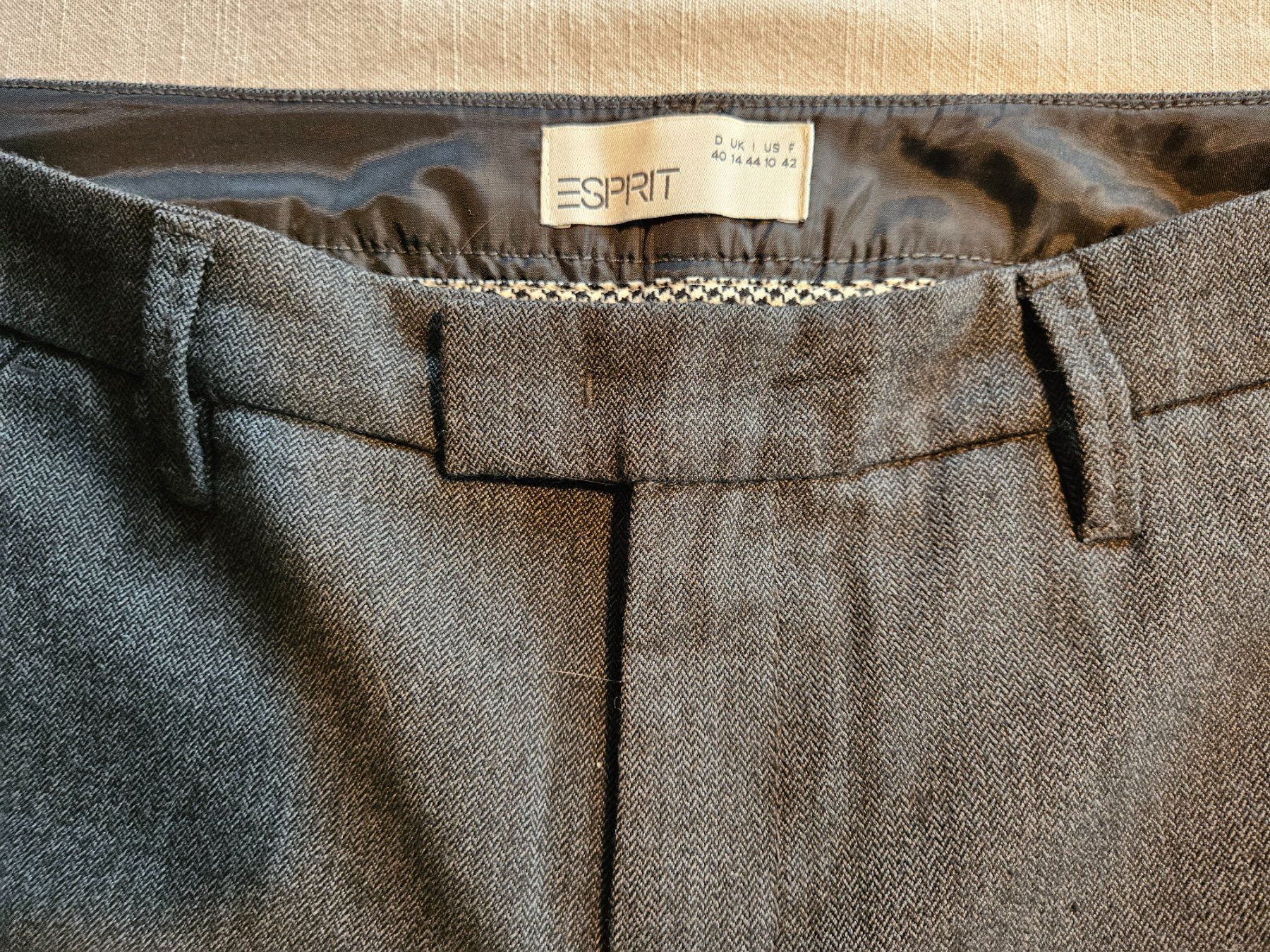 Esprit Pantaloni: Esprit Stoffhose, Grau-Schwarz, Gr. 40 – Usato da Wettingen venduto da Sk8ertomda 1