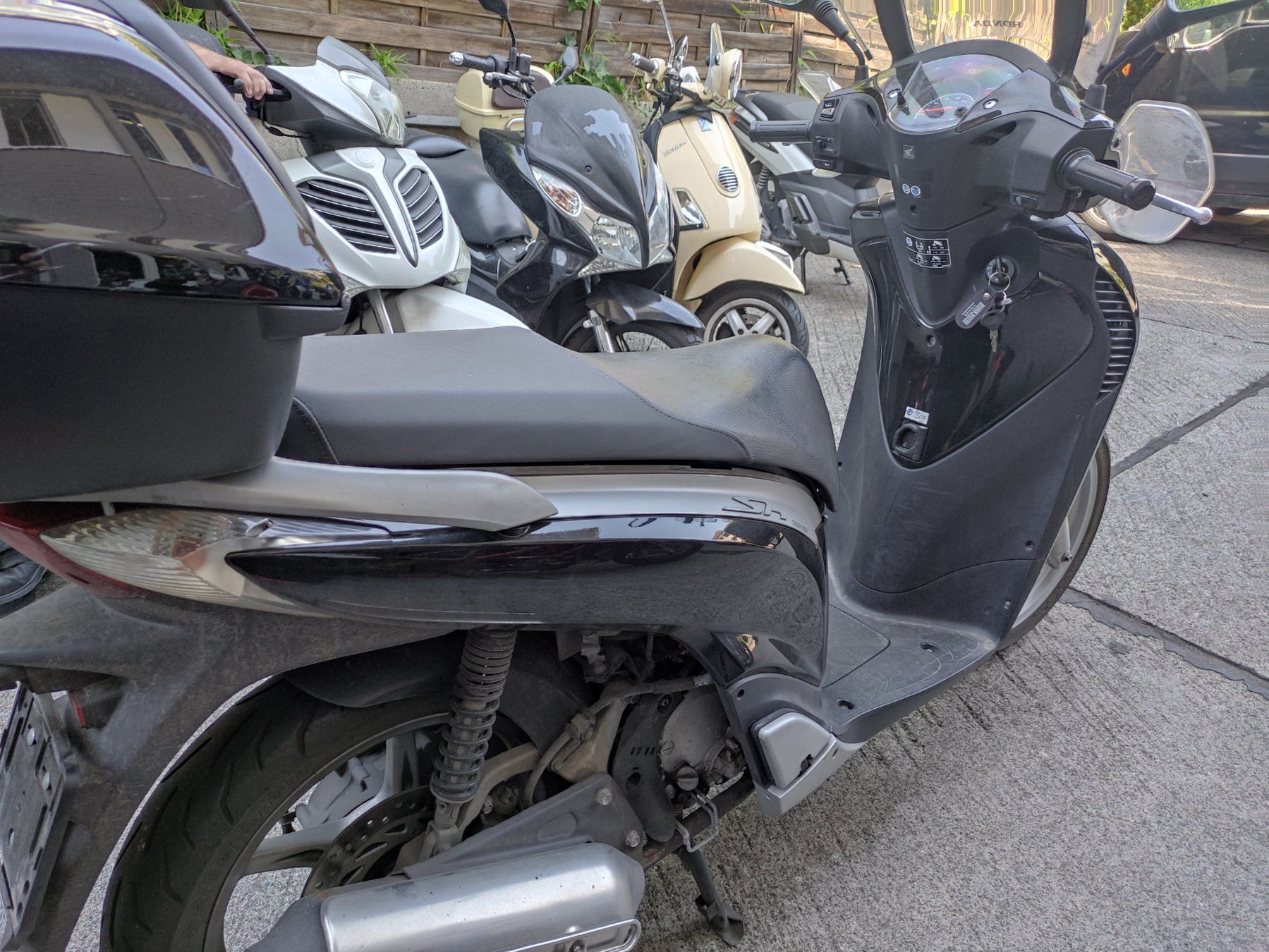 Honda Scooters: Honda SH 125 Roller Schwarz – Défectueux à Männedorf par rbollier 1