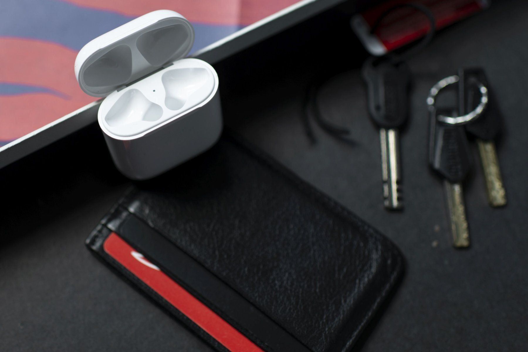 Apple Cuffie: Apple Airpods Ladecase, neuwertig – Nuovo (secondo la descrizione) da Zürich venduto da quipmentshop 1