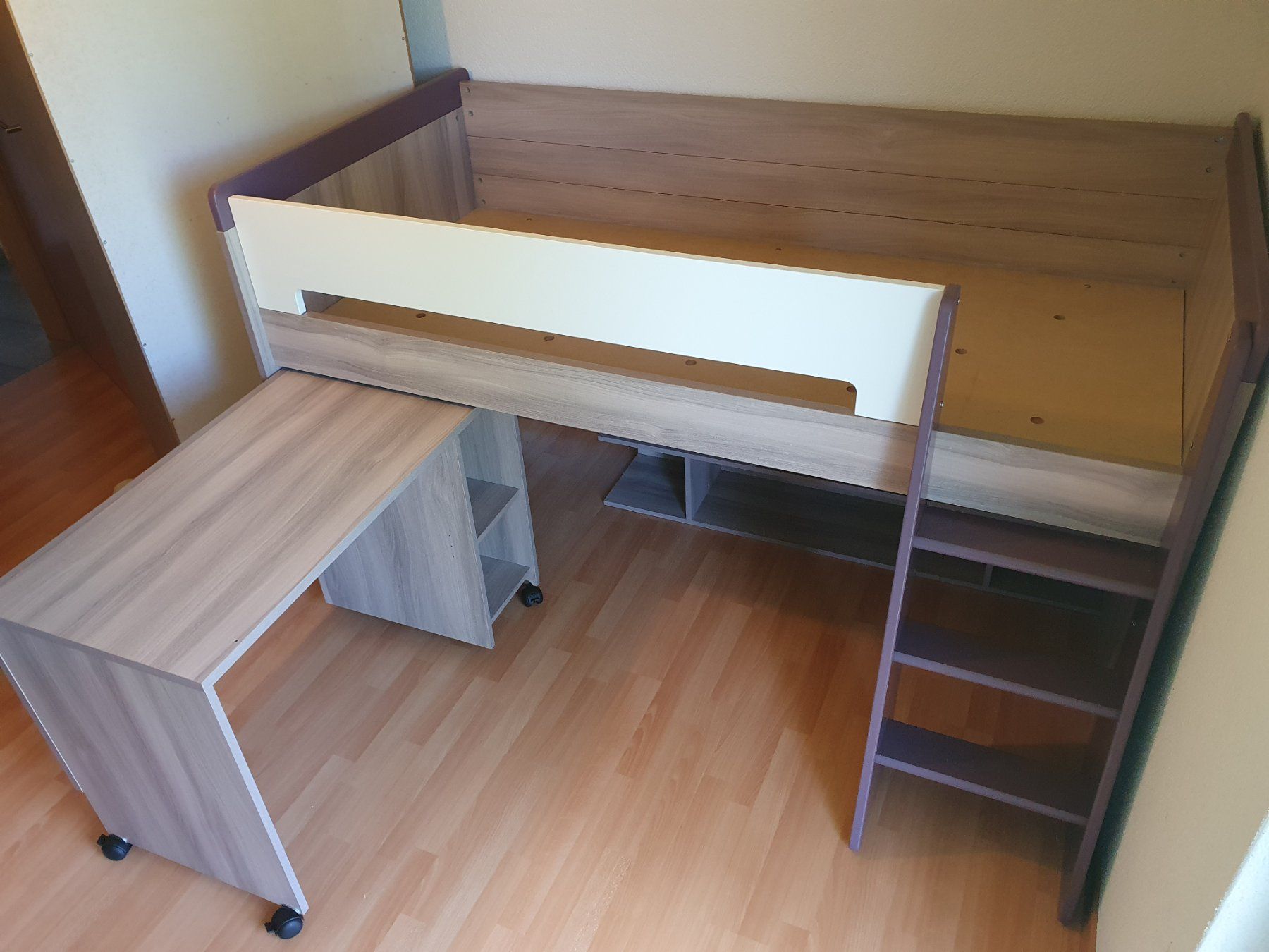 Letti: Lit bébé/mezzanine modifiable avec bureau et étagères. – Usato da Detligen venduto da Lapinsec 2