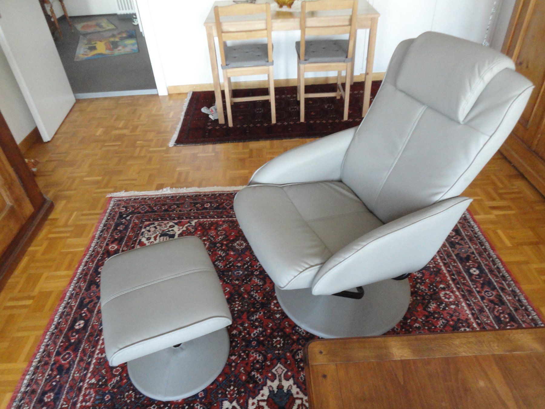 Conforama Sessel: Sessel mit Hocker Leder hellgrau gut erhalten – Gebraucht aus Reinach BL von Anitafe 1
