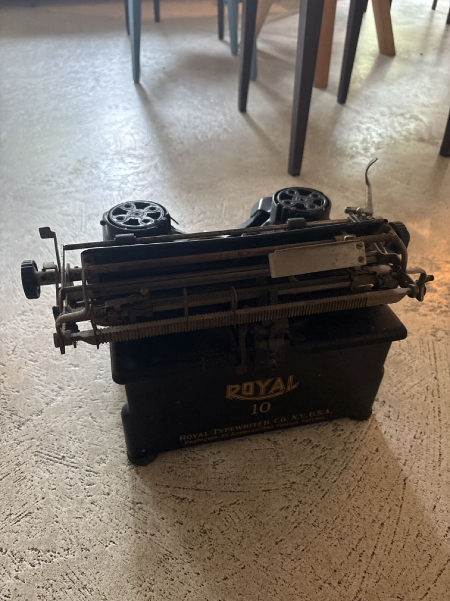 Macchine da scrivere: Machine à écrire Royal ancienne, objet de collection  – Usato da Vernier venduto da Judge63 3