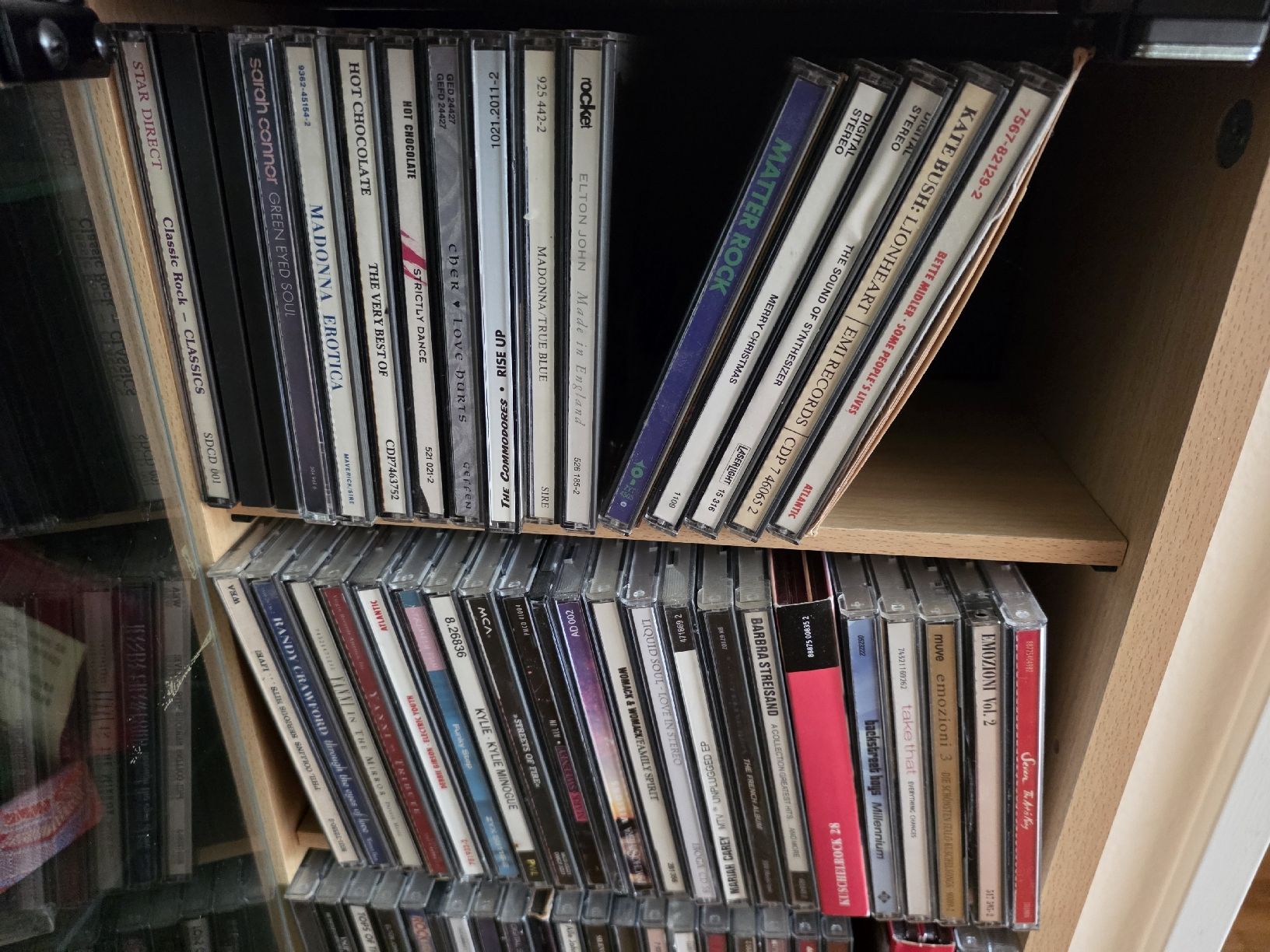Armadi: CD Regal aus Holz mit Glastüre mit CDs  – Usato da Bellikon venduto da zuzu66 2