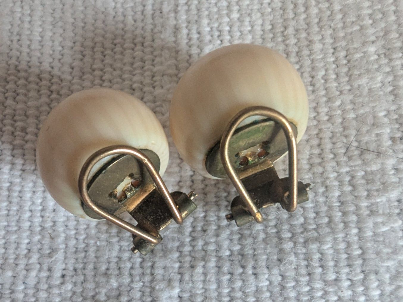 Orecchini pendenti & Orecchini a lobo: Boucles d'oreille clip en corne – Usato da Lausanne venduto da Nchiva 1