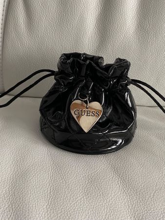 GUESS Geschenktäschli Beutel schwarz rund