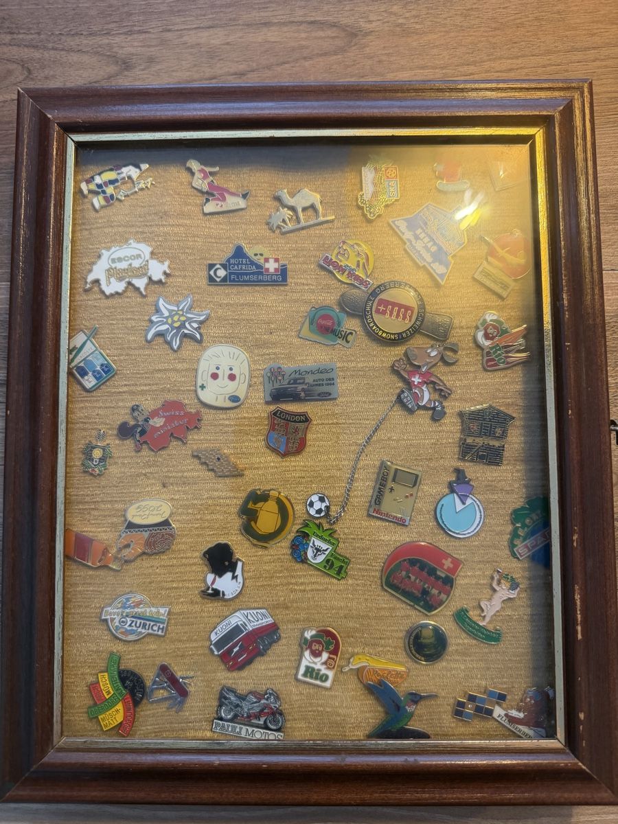 Placchette & Badge: Rahmen mit Anstecknadeln Souvenirs Schweiz – Nuovo (secondo la descrizione) da Matzingen venduto da Hunter84