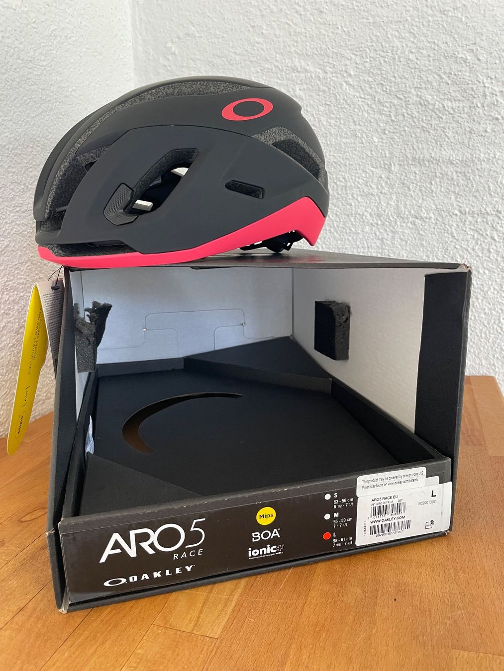 Oakley Caschi: Velohelm Oakley ARO5 Race  Size L – Nuovo e nell'imballaggio originale da Au ZH venduto da zdv 5