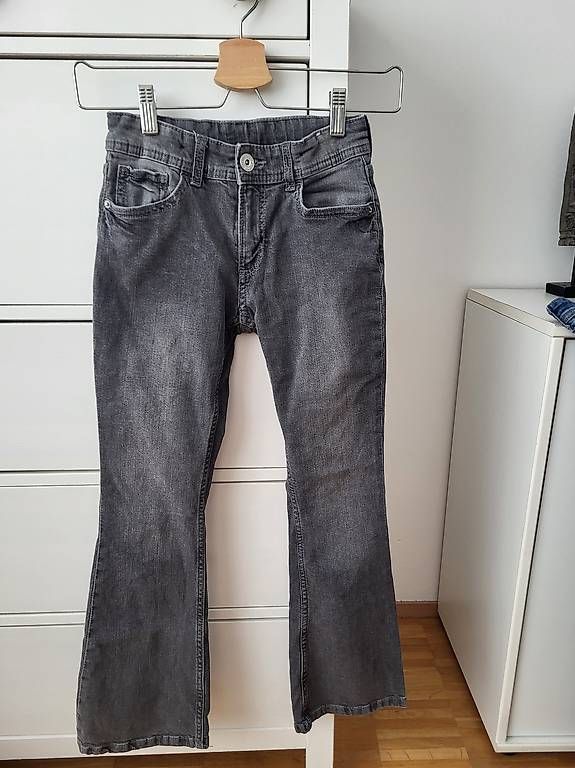 Pantaloni: Mädchen Jeans H&M Flared leg Gr.140 – Usato da Oberaach venduto da Svea11