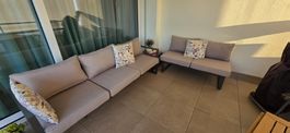 Komplette Gartenlounge inkl. 2 passenden Beistelltischen.