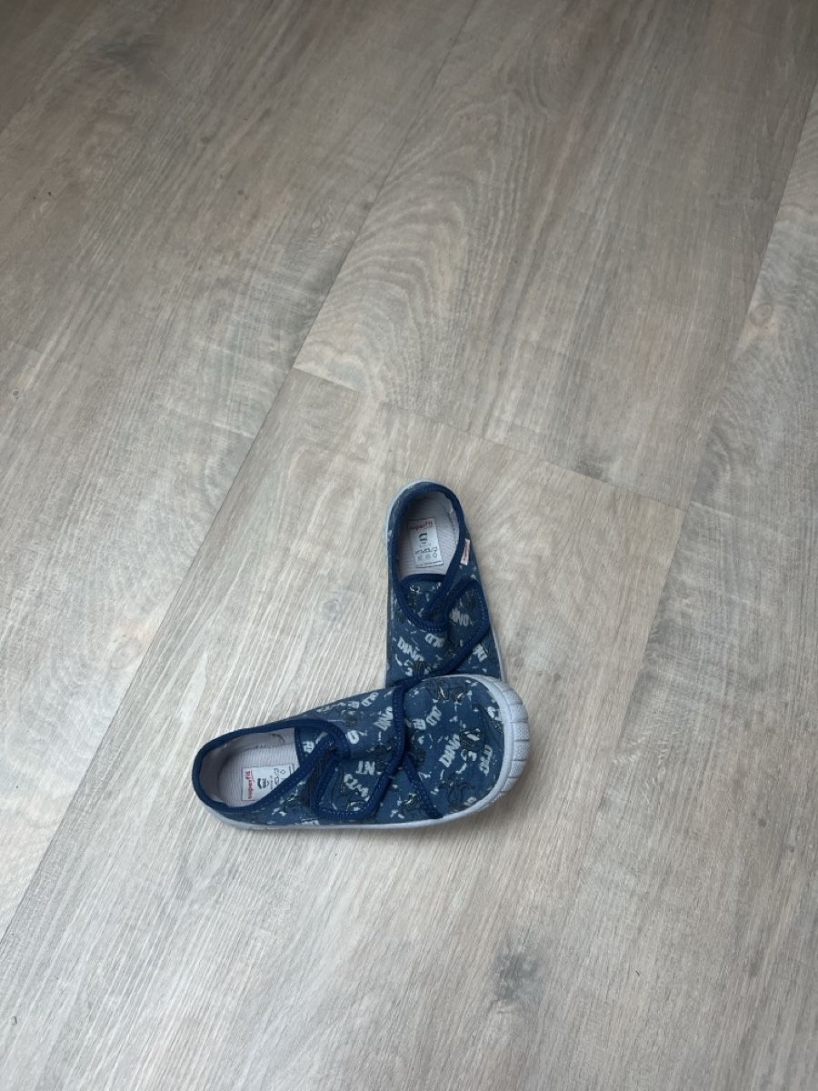 Scarpe per ragazzi: Kinder Hausschuhe 30 – Usato da Bachenbülach venduto da Dana_Ondrasik 1